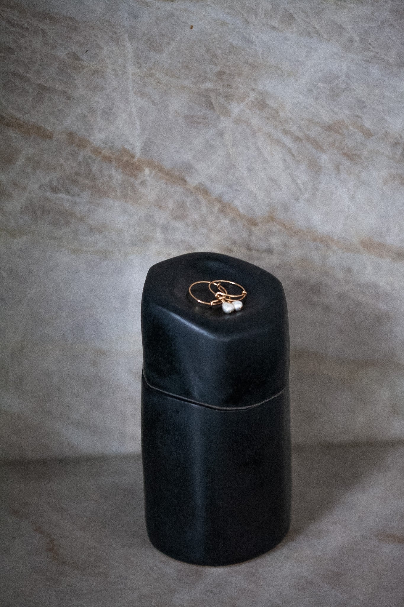 Shelter box I. Black ceramic jewelry box, unique piece.